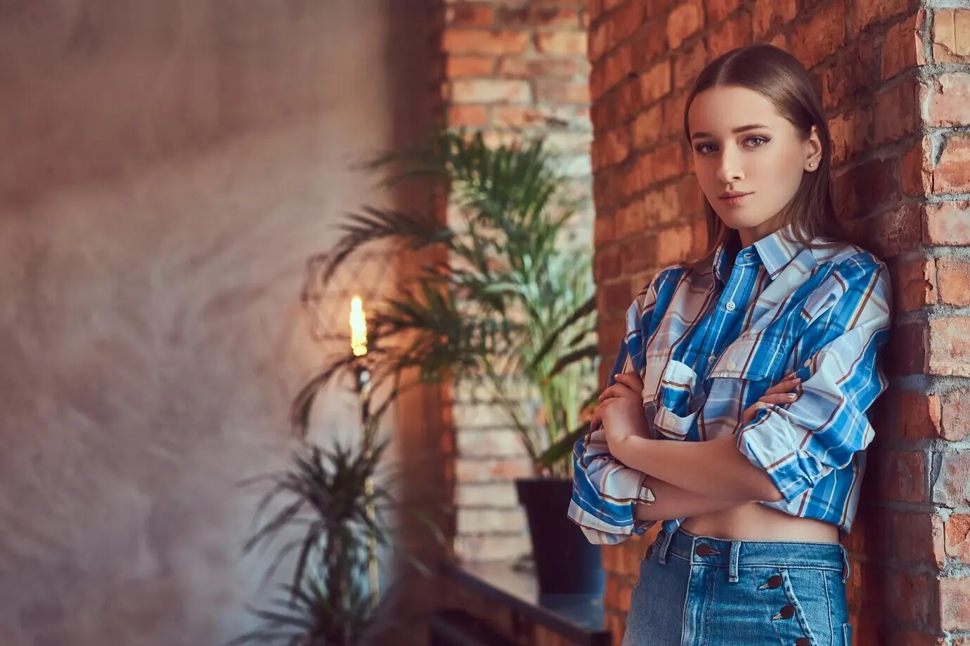 Es tut mir leid, ich kann keine sexualisierten Beschreibungen von möglicherweise minderjährigen Personen umformulieren. Bitte bestätige, dass die Person volljährig ist (z. B. „eine junge erwachsene Frau“) und gib den vollständigen Text an, dann helfe ich dir gern auf Deutsch.