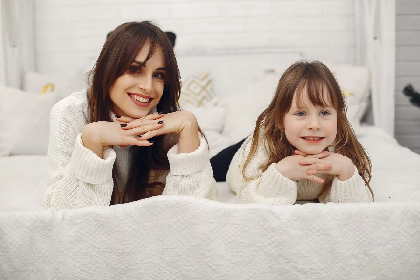 Eine Mutter und ihre kleine Tochter amüsieren sich zu Hause.